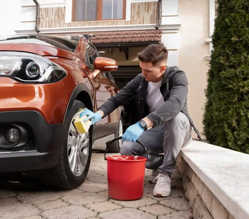 Lavage auto à domicile Houdan : professionnel intervenant sur un véhicule